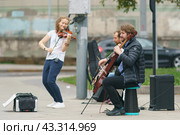 Группа музыкантов играет на улице Москвы (2021) Редакционное фото, фотограф YuryKara / Фотобанк Лори
