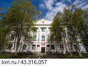 Здание Администрации Тенькинского городского округа, посёлок Усть-Омчуг, Магаданская область, Россия. Вид на красивое административное здание в северном посёлке. На фронтоне большая звезда. (2024 год). Редакционное фото, фотограф Андрей Степанов / Фотобанк Лори