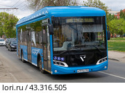 Электробус Volgabus-5270.E0 «CityRitm»  крупным планом майским днем. Саратов (2024 год). Редакционное фото, фотограф Виктор Карасев / Фотобанк Лори