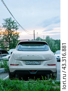 An electric car, GWM ORA 03, is parked on the street and is charging (2024 год). Редакционное фото, фотограф Константин Григорьев / Фотобанк Лори