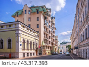 Улица Остоженка, Сеченовский переулок, центр Оперного пения Вишневской, Зачатьевский монастырь, Москва (2023 год). Стоковое фото, фотограф Baturina Yuliya / Фотобанк Лори