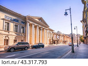 Улица Пречистенка, Дом Долгоруковых, галерея Церетели, Москва (2023 год). Стоковое фото, фотограф Baturina Yuliya / Фотобанк Лори