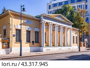 Улица Пречистенка, литературный музей Л.Н. Толстого, доходный дом Река, Москва (2023 год). Редакционное фото, фотограф Baturina Yuliya / Фотобанк Лори