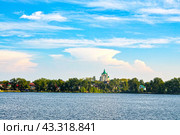 Панорама города Нижнего Тагила. Храм Александра Невского. Свердловская область (2016 год). Стоковое фото, фотограф Александр Тараканов / Фотобанк Лори