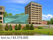 State University of New York at New Paltz (SUNY New Paltz), public university. Atrium of Student Union Building, opened in 2010, and Haggerty Administration Building (2014 год). Редакционное фото, фотограф Валерия Попова / Фотобанк Лори