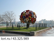 Большой цветочный шар на набережной в Лионе Франция (2014 год). Редакционное фото, фотограф Константин Сергеевич Синявин / Фотобанк Лори