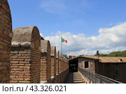 RomeRome. Italy. Thick brick wall for castle defence with Italian flag. (2012 год). Стоковое фото, фотограф Константин Сергеевич Синявин / Фотобанк Лори