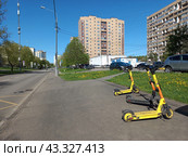 Парковка электросамокатов на тротуаре в пешеходной зоне. Камчатская улица. Город Москва (2023 год). Редакционное фото, фотограф lana1501 / Фотобанк Лори