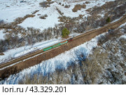 Вид с высоты на движущийся по УЖД пассажирский поезд весной. Стоковое фото, фотограф Владислав Самошкин / Фотобанк Лори