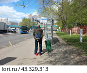 Остановка общественного транспорта «Николо-Архангельское кладбище». Никольско-Архангельский проезд. Район Новокосино. Город Москва (2023 год). Редакционное фото, фотограф lana1501 / Фотобанк Лори