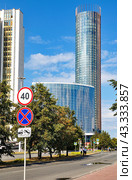 Город Екатеринбург. Башня "Исеть" и гостиница "Hyatt Regency Ekaterinburg". Улица Ельцина (2016 год). Редакционное фото, фотограф Александр Тараканов / Фотобанк Лори