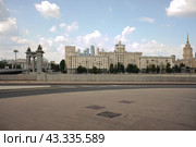 Сталинский Дом нефтяников на набережной Тараса Шевченко в центре Москвы. Солнечный летний день. (2021 год). Стоковое фото, фотограф Александр Кузнецов / Фотобанк Лори