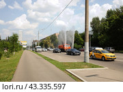 Влажная обработка улиц на Мосфильмовской в Москве. Солнечный летний день. (2021 год). Редакционное фото, фотограф Александр Кузнецов / Фотобанк Лори