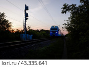 Электровоз ЭП1М с пассажирским составом возле входного светофора станции Павелец Тульский в Рязанской области. Солнечный летний вечер. Стоковое фото, фотограф Александр Кузнецов / Фотобанк Лори