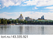 Город Екатеринбург. Вид с городского пруда на Храм-на-Крови, усадьбу Расторгуевых-Харитоновых, Вознесенскую церковь и Патриаршее подворье. Гонка катеров (2016 год). Стоковое фото, фотограф Александр Тараканов / Фотобанк Лори