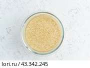 Soaking quinoa cereal in water to ferment cereals and neutralize phytic acid. Стоковое фото, фотограф Natalia Gdovskaia / Фотобанк Лори