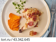Chicken leg with batata and bacon, fodmap keto ketogenic diet, top view closeup. Стоковое фото, фотограф Natalia Gdovskaia / Фотобанк Лори