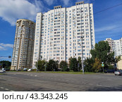 Восемнадцатиэтажный пятиподъездный панельный жилой дом серии ГМС-2001 (ГМС-1). Построен в 2006 году. Краснобогатырская улица, 11. Район Богородское. Город Москва (2023 год). Редакционное фото, фотограф lana1501 / Фотобанк Лори