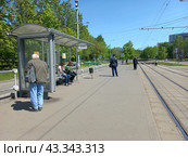 Трамвайная остановка «Детские ясли-сад». Открытое шоссе. Район Метрогородок. Город Москва (2023 год). Редакционное фото, фотограф lana1501 / Фотобанк Лори