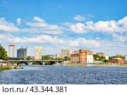 Город Екатеринбург. Вид с набережной на Макаровский мост (2016 год). Стоковое фото, фотограф Александр Тараканов / Фотобанк Лори