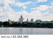 Город Екатеринбург. Вид с городского пруда на Храм-на-Крови (2016 год). Стоковое фото, фотограф Александр Тараканов / Фотобанк Лори