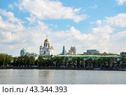 Город Екатеринбург. Вид с городского пруда на Храм-на-Крови (2016 год). Стоковое фото, фотограф Александр Тараканов / Фотобанк Лори