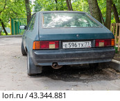 Старый автомобиль АЗЛК 2141 припаркован на улице, вид сзади (2024 год). Редакционное фото, фотограф Константин Григорьев / Фотобанк Лори