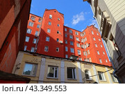 Жилой дом на улице Мясницкая, 21 строение 5 в Москве. Кирпичный фасад восьмиэтажного дома. Бывший доходный дом Училища живописи, ваяния и зодчества (2024 год). Редакционное фото, фотограф Константин Григорьев / Фотобанк Лори