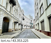 Старопанский переулок в Москве в облачную погоду весной. Носовское подворье - памятник архитектуры. Стоковое фото, фотограф Овчинникова Ирина / Фотобанк Лори