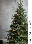 Flocked Christmas Tree With Lights and Decorations in Front of a Window. Стоковое AI-изображение, AI-художник Юлия Гапеенко / Фотобанк Лори