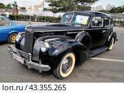Эмблема Packard One-Twenty 1941 года выпуска. Американский автомобиль представительского класса. Выставка ретроавтомобилей в День города. Екатеринбург (2016 год). Редакционное фото, фотограф Александр Тараканов / Фотобанк Лори