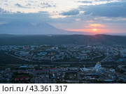 Город Петропавловск-Камчатский, Камчатский край, Дальний Восток России. Утренний городской пейзаж. Вид сверху на собор, здания и улицы. Жилые городские районы на рассвете. Вдалеке вулканы. Путешествие на Камчатку. Стоковое фото, фотограф Андрей Степанов / Фотобанк Лори