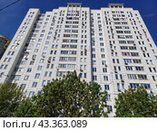 Восемнадцатиэтажный пятиподъездный панельный жилой дом серии ГМС-2001 (ГМС-1). Построен в 2006 году. Краснобогатырская улица, 11. Район Богородское. Москва (2024 год). Редакционное фото, фотограф lana1501 / Фотобанк Лори