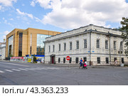 Екатеринбург, улица Толмачева, дом 30. Купеческий особняк П.И. Иванова, конец XIX века (Уральский колледж недвижимости и упраления имени Егора Летова) (2016 год). Стоковое фото, фотограф Александр Тараканов / Фотобанк Лори