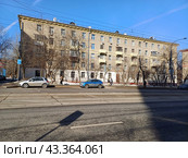 Пятиэтажный трёхподъездный кирпичный жилой дом серии I-410(САКБ) Построен в 1956 году. Первомайская улица, 115. Район Восточное Измайлово. Москва (2024 год). Редакционное фото, фотограф lana1501 / Фотобанк Лори