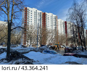 Шестнадцатиэтажные двухподъездные панельные жилые дома серии П-3/16. 1978 года постройки. Челябинская улица, 11, корпуса 4, 3, 2, 1. Район Ивановское. Город Москва (2024 год). Редакционное фото, фотограф lana1501 / Фотобанк Лори