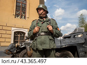 Реконструктор на площадке XII Московского исторического фестиваля "Времена и эпохи" в кинопарке "Москино" c локацией, посвященной обороне Москвы 1941 года, в городе Москве, Россия (2024 год). Редакционное фото, фотограф Николай Винокуров / Фотобанк Лори