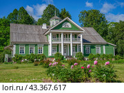 Господский дом Ганнибалов. Усадьба Петровское, Пушкинские Горы. Псковская область (2024 год). Редакционное фото, фотограф Анна Карасева / Фотобанк Лори
