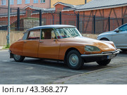 Французский автомобиль Citroen DS на парковке летним днем. Турку, Финляндия (2015 год). Редакционное фото, фотограф Виктор Карасев / Фотобанк Лори