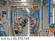 Поезд метро со сквозным проходом между вагонами. Московский метрополитен (2024 год). Редакционное фото, фотограф Румянцева Наталия / Фотобанк Лори