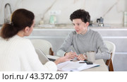 Female tutor giving private lesson to teenager at home. Стоковое видео, видеограф Яков Филимонов / Фотобанк Лори