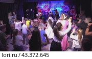 Nizhny Novgorod, Russia, Dyakonova st. 1, 05.22.2024. Children have fun and dance at a children's party. Disco for children with animators. Редакционное видео, видеограф Egor Sarantstv / Фотобанк Лори