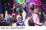 Nizhny Novgorod, Russia, Dyakonova st. 1, 05.22.2024. Children have fun and dance at a children's party. Disco for children with animators. Редакционное видео, видеограф Egor Sarantstv / Фотобанк Лори