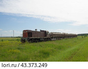 Тепловоз ТГМ4Б-0833 с составом шестиосных думпкаров, перегон Южная - Рудничная, ОАО "Огнеупоры" (2018 год). Редакционное фото, фотограф Алексей Иванов / Фотобанк Лори