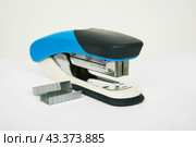 Stapler with staples on a light background. Стоковое фото, фотограф Радомир Тарасов / Фотобанк Лори
