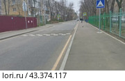 Двор старого фонда. Сочетание с новым домом. Краснодар (2024 год). Редакционное видео, видеограф Сергей Татаринцев / Фотобанк Лори