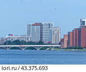 Макаровский мост (до 1918 года — Кривцовский) — мост через реку Исеть в Екатеринбурге. Соединяет берега верхней части Городского пруда на улице Челюскинцев (до 1934 года — Северная улица). Выше по течению находится пешеходный мост, ниже — плотина Городского пруда. Самый длинный мост в г. Екатеринбурге, общая длина составляет 254,95 м (2023 год) (2024 год). Стоковое фото, фотограф Сергей Елизарьев / Фотобанк Лори