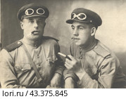 Фотопортрет двух мужчин в военной форме с сигаретами. Редакционное фото, фотограф Retro / Фотобанк Лори