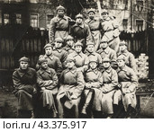 Групповое фото красноармейцев в шинелях и будёновках, примерно 1938 год. Стоковое фото, фотограф Retro / Фотобанк Лори