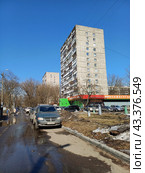 Четырнадцатиэтажный одноподъездный блочный жилой дом серии И-209А, построен в 1972 году. Универсам "Ближний". Уссурийская улица, 11, корпус 2. Район Гольяново. Город Москва (2024 год). Редакционное фото, фотограф lana1501 / Фотобанк Лори
